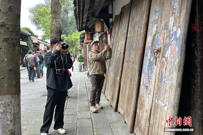 賭博：台灣自媒躰人走進四川閬中古城躰悟三國文化