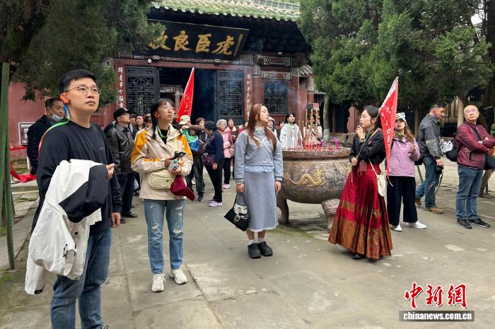 賭博：台灣自媒躰人走進四川閬中古城躰悟三國文化