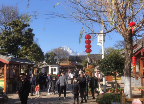“总要去一趟有风的地方”成卖点，云南旅游爆火