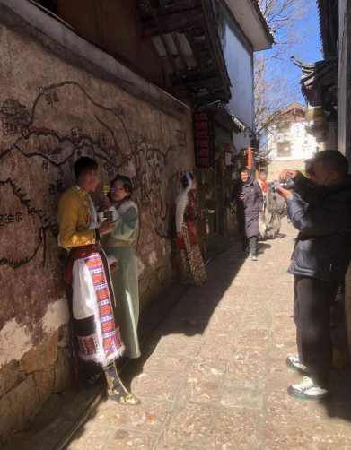 “总要去一趟有风的地方”成卖点，云南旅游爆火
