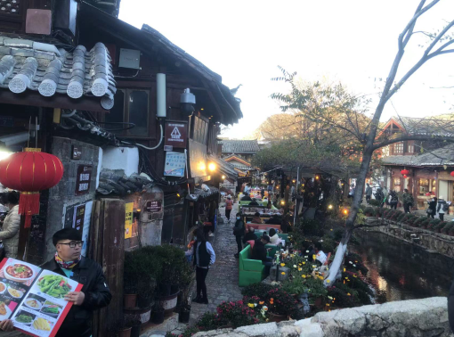 “总要去一趟有风的地方”成卖点，云南旅游爆火