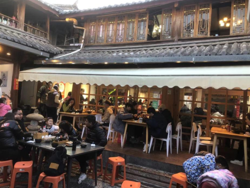 “总要去一趟有风的地方”成卖点，云南旅游爆火